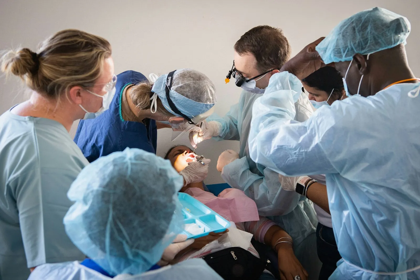 Echipă medicală profesionistă în echipament de protecție