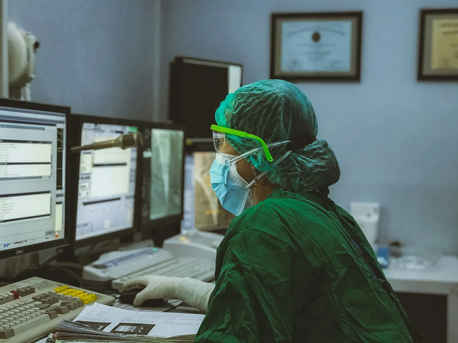 Tehnician efectuând mentenanța unei autoclave medicale