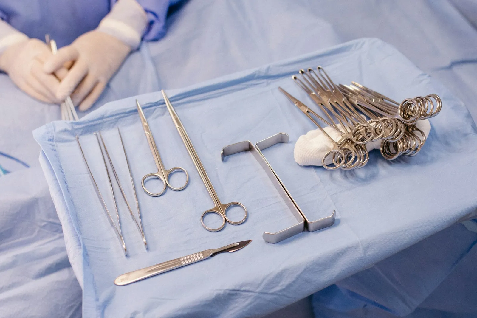 Instrumente medicale sterilizate, ambalate în pungi cu indicator chimic